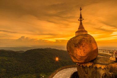 Kyaikhtiyo veya Kyaiktiyo pagoda, altın rock, Myanmar.