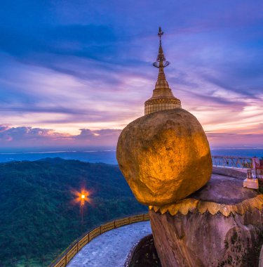 Kyaikhtiyo veya Kyaiktiyo pagoda, altın rock, Myanmar.