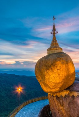 Kyaikhtiyo veya Kyaiktiyo pagoda, altın rock, Myanmar.