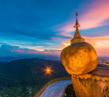 Kyaikhtiyo veya Kyaiktiyo pagoda, altın rock, Myanmar.