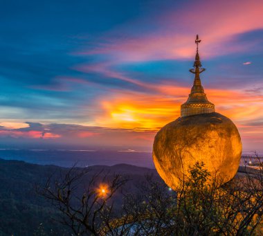 Kyaikhtiyo veya Kyaiktiyo pagoda, altın rock, Myanmar.