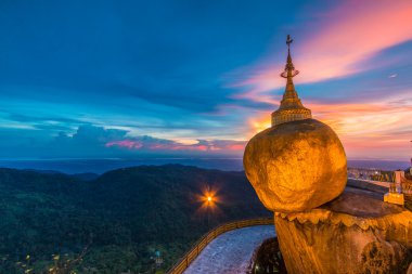 Kyaikhtiyo veya Kyaiktiyo pagoda, altın rock, Myanmar.