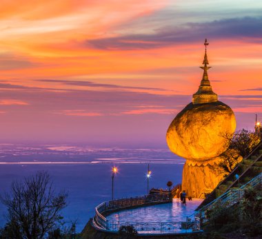 Kyaikhtiyo veya Kyaiktiyo pagoda, altın rock, Myanmar.