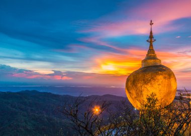 Kyaikhtiyo veya Kyaiktiyo pagoda, altın rock, Myanmar.
