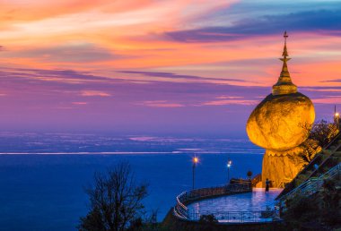 Kyaikhtiyo veya Kyaiktiyo pagoda, altın rock, Myanmar.