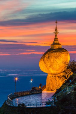 Kyaikhtiyo veya Kyaiktiyo pagoda, altın rock, Myanmar.