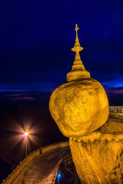 Kyaikhtiyo veya Kyaiktiyo pagoda, altın rock, Myanmar.