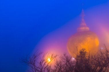 Kyaikhtiyo veya Kyaiktiyo pagoda, altın rock, Myanmar.