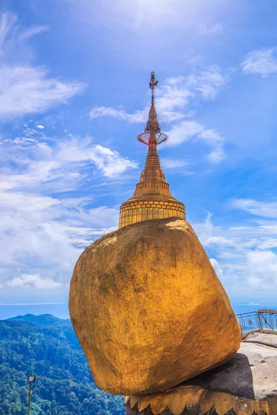 Kyaikhtiyo o Kyaiktiyo pagoda, Golden rock, Myanmar . —  Fotos de Stock