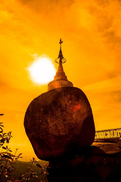Пагода Кяйхтиё, Золотой камень, Мьянма . — стоковое фото