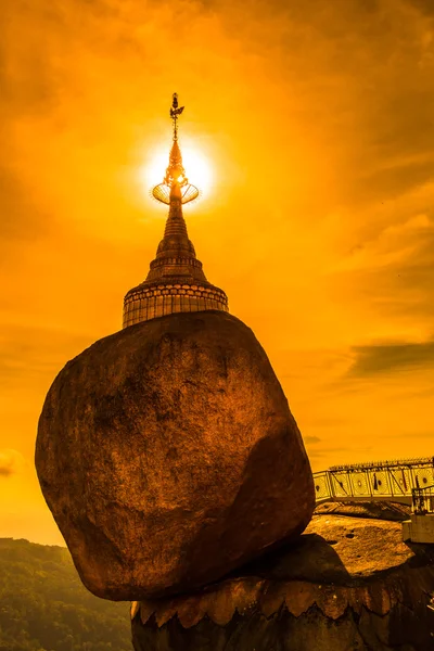 Kyaikhtiyo nebo Kyaiktiyo pagoda, zlatý kámen, Myanmar. — Stock fotografie