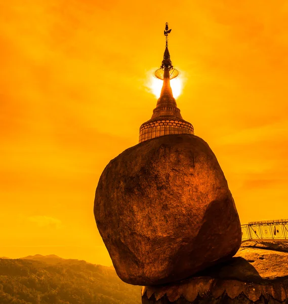 Kyaikhtiyo or Kyaiktiyo pagoda, Golden rock, Myanmar. — Stock Photo, Image