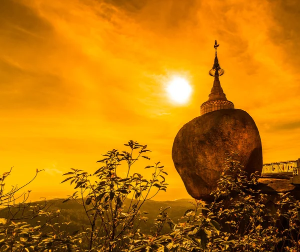 Kyaikhtiyo nebo Kyaiktiyo pagoda, zlatý kámen, Myanmar. — Stock fotografie