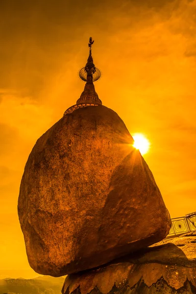 Kyaikhtiyo tai Kyaiktiyo pagoda, kultainen kivi, Myanmar . — kuvapankkivalokuva