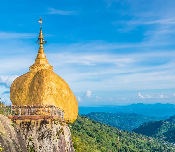 Kyaikhtiyo o Kyaiktiyo pagoda, Pietra dorata, Myanmar . — Foto Stock