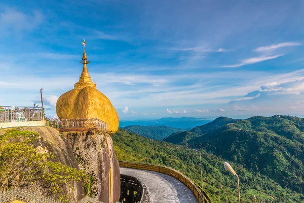 Kyaikhtiyo vagy Kyaiktiyo pagoda, Golden rock, Mianmar. — Stock Fotó