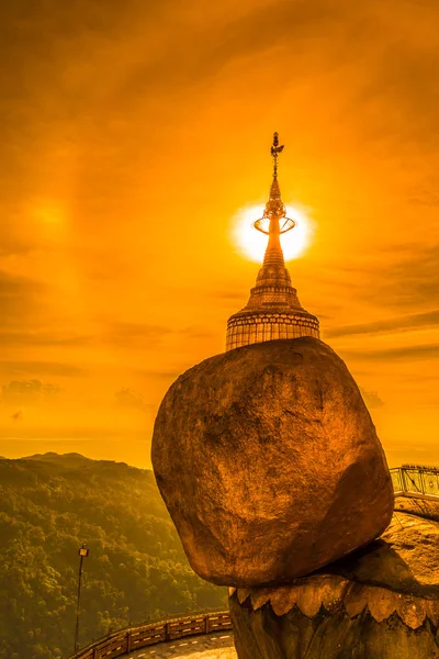 Kyaikhtiyo nebo Kyaiktiyo pagoda, zlatý kámen, Myanmar. — Stock fotografie