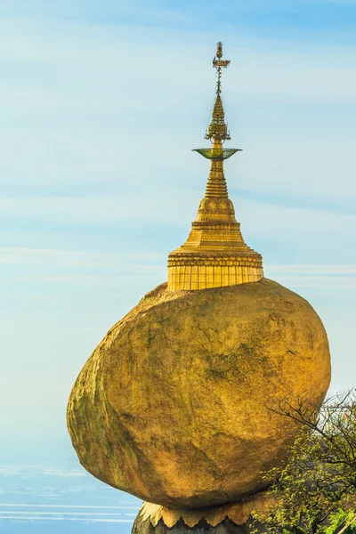 Kyaikhtiyo nebo Kyaiktiyo pagoda, zlatý kámen, Myanmar. — Stock fotografie