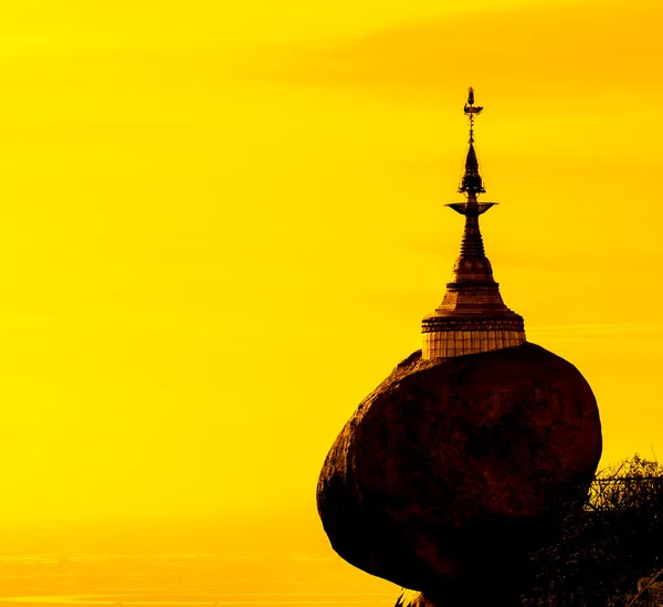 Kyaikhtiyo or Kyaiktiyo pagoda, Golden rock, Myanmar. — Stock Photo, Image