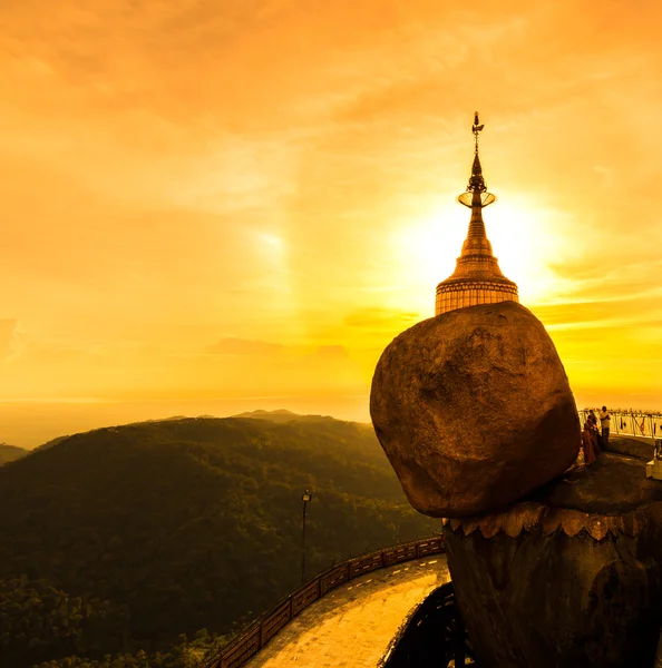 Kyaikhtiyo o Kyaiktiyo pagoda, Golden rock, Myanmar . — Foto de Stock