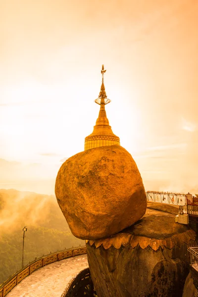 Kyaikhtiyo lub Kyaiktiyo pagoda, Golden rock, Myanmar. — Zdjęcie stockowe