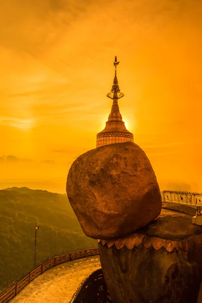 Kyaikhtiyo lub Kyaiktiyo pagoda, Golden rock, Myanmar. — Zdjęcie stockowe