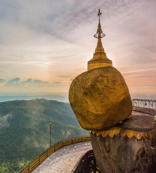 Kyaikhtiyo or Kyaiktiyo pagoda, Golden rock, Myanmar. — Stock Photo, Image