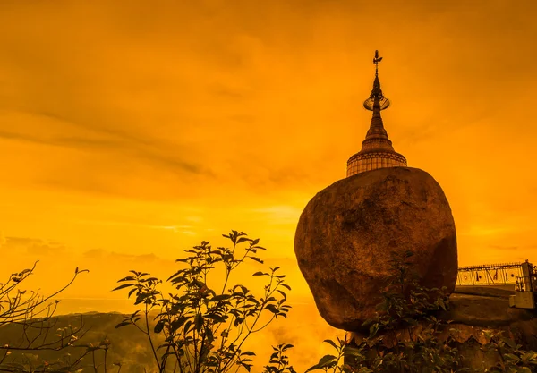 Kyaikhtiyo o Kyaiktiyo pagoda, Pietra dorata, Myanmar . — Foto Stock