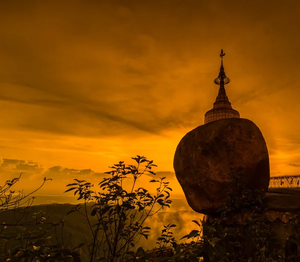 Kyaikhtiyo eller Kyaiktiyo pagod, Guld-vagga, Myanmar. — Stockfoto