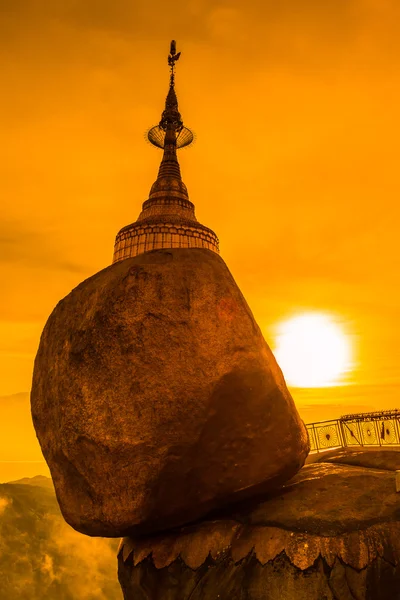 Kyaikhtiyo or Kyaiktiyo pagoda, Golden rock, Myanmar. — Stock Photo, Image