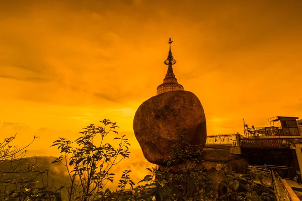 Pagode Kyaikhtiyo ou Kyaiktiyo, Rocher d'or, Myanmar . — Photo