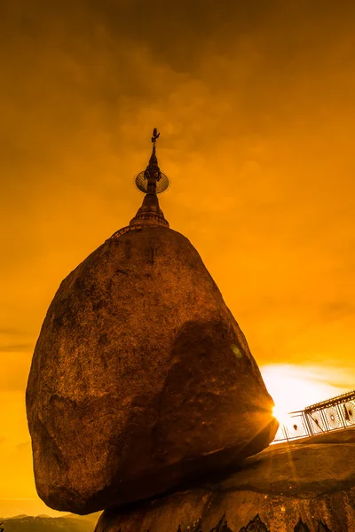 Kyaikhtiyo or Kyaiktiyo pagoda, Golden rock, Myanmar. — Stock Photo, Image