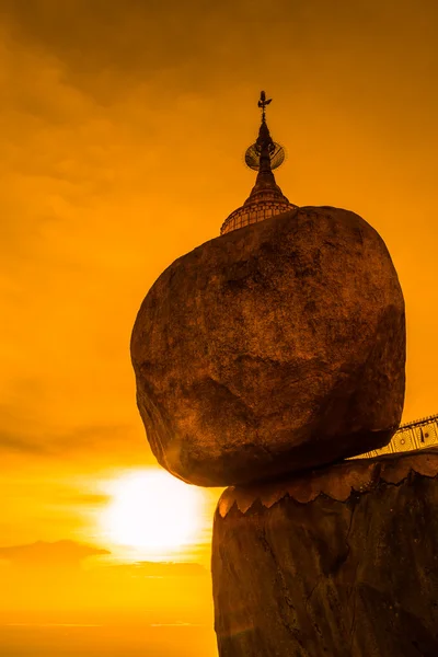 Kyaikhtiyo oder kyaiktiyo Pagode, goldener Felsen, Myanmar. — Stockfoto