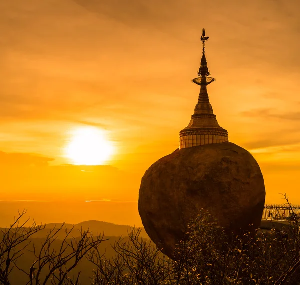 Kyaikhtiyo of Kyaiktiyo pagode, Golden rock, Myanmar. — Stockfoto