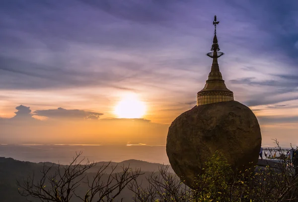 Kyaikhtiyo o Kyaiktiyo pagoda, Golden rock, Myanmar . — Foto de Stock