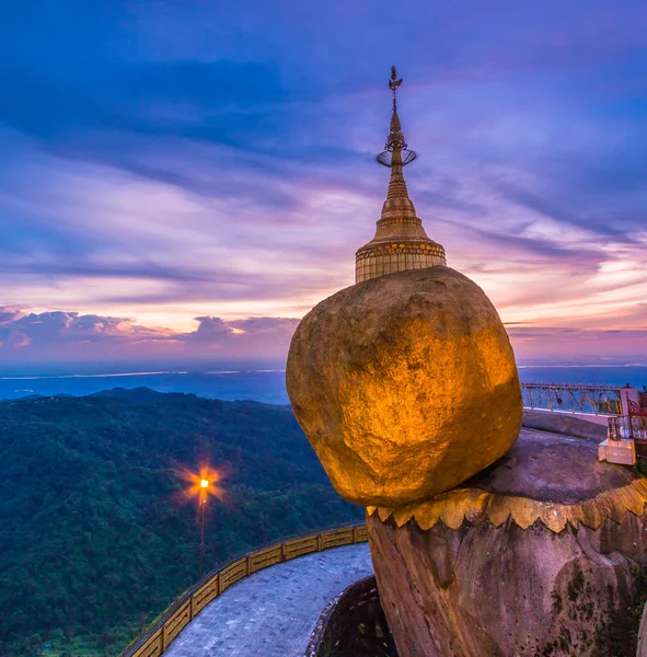 Kyaikhtiyo o Kyaiktiyo pagoda, Pietra dorata, Myanmar . — Foto Stock