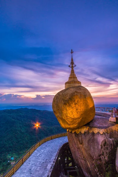 Kyaikhtiyo oder kyaiktiyo Pagode, goldener Felsen, Myanmar. — Stockfoto