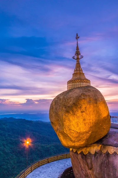 Kyaikhtiyo o Kyaiktiyo pagoda, Golden rock, Myanmar . —  Fotos de Stock