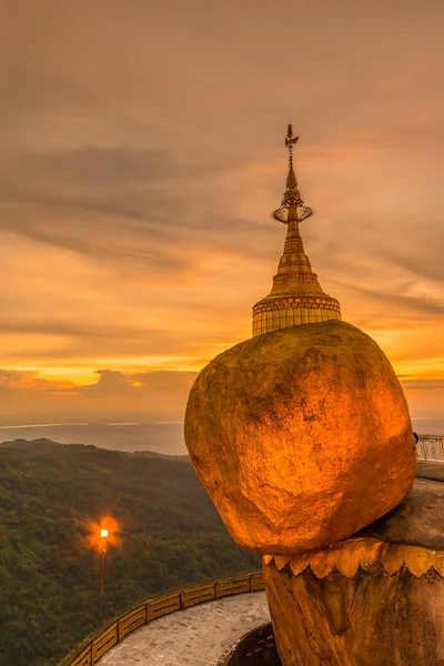 Kyaikhtiyo or Kyaiktiyo pagoda, Golden rock, Myanmar. — Stock Photo, Image