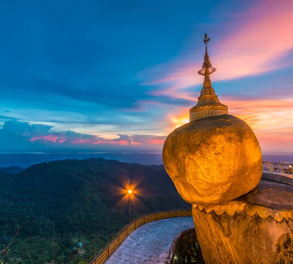 Kyaikhtiyo o Kyaiktiyo pagoda, Golden rock, Myanmar . — Foto de Stock