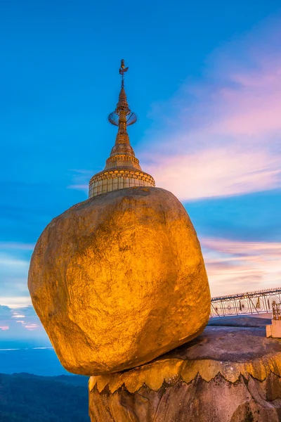 Pagode Kyaikhtiyo ou Kyaiktiyo, Rocher d'or, Myanmar . — Photo