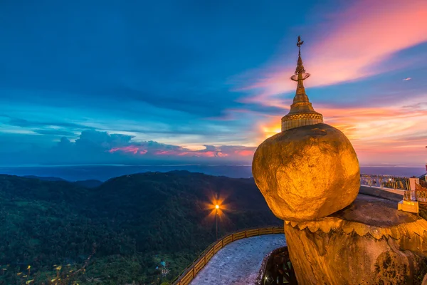 Kyaikhtiyo vagy Kyaiktiyo pagoda, Golden rock, Mianmar. — Stock Fotó