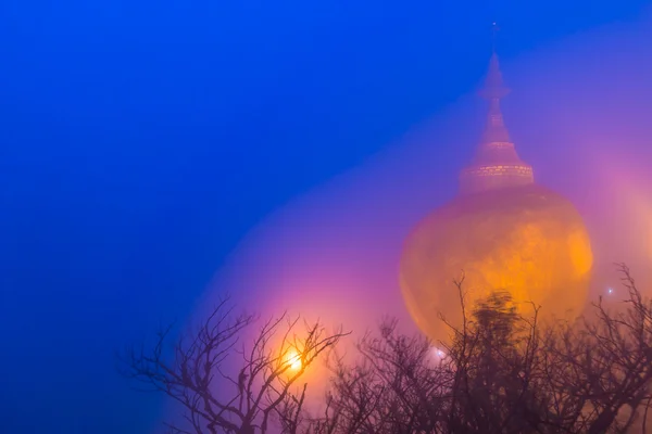 Пагода Кяйхтиё, Золотой камень, Мьянма . — стоковое фото