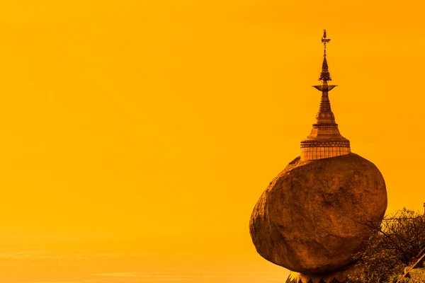 Kyaikhtiyo oder kyaiktiyo Pagode, goldener Felsen, Myanmar. — Stockfoto