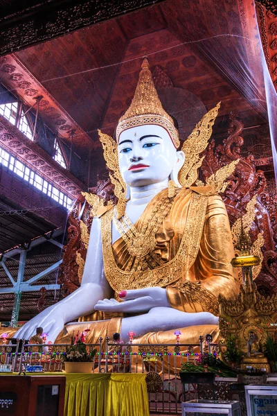 Budda w Ngahtatkyi Pagoda w Yangon — Zdjęcie stockowe