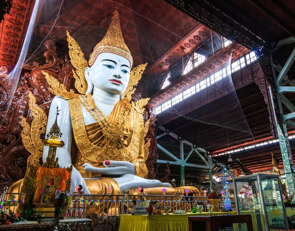 Buddha a Ngahtatkyi Pagoda a Yangon — Foto Stock