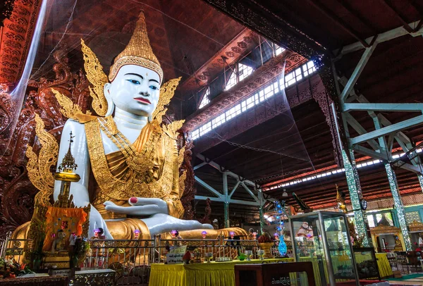 Будди в Ngahtatkyi пагода в місті Yangon — стокове фото