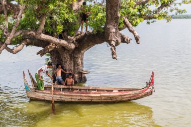 Myanmar çocuklar U olmak Bridge yakınındaki nehirde ağaçtan atlayarak oynuyordu