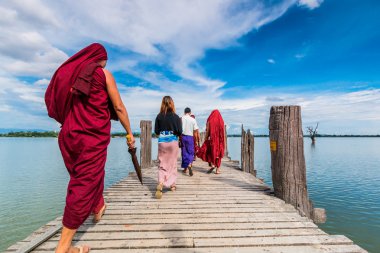 Myanmar rahipler U olmak köprüde yürümek