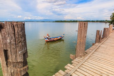 Kimliği belirsiz teknesini satırları